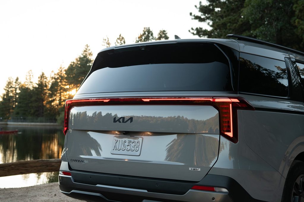 Kia Carnival Hybrid side profile for trailer hitch installation